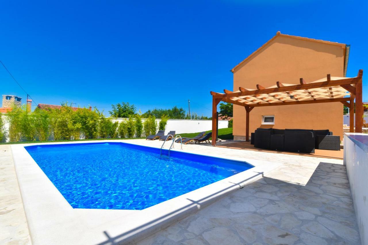 Villa Village Idylle With Heated Pool, Sauna, Jacuzzy And Private Parking Sukosan Bagian luar foto