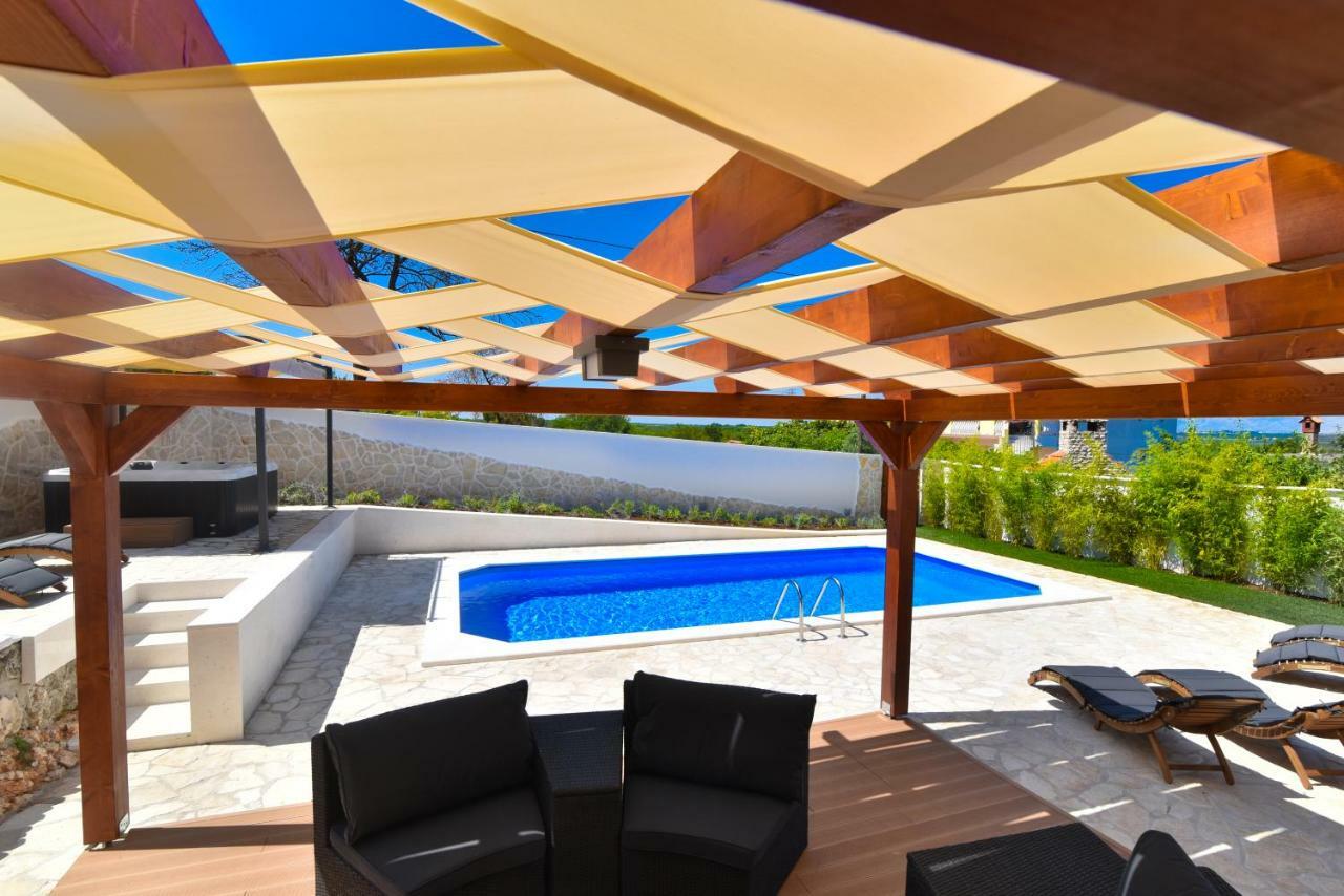 Villa Village Idylle With Heated Pool, Sauna, Jacuzzy And Private Parking Sukosan Bagian luar foto