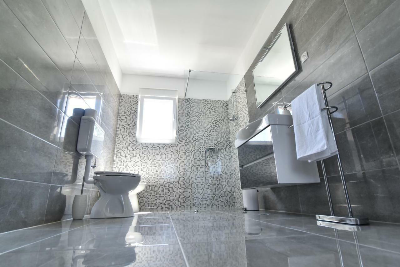 Villa Village Idylle With Heated Pool, Sauna, Jacuzzy And Private Parking Sukosan Bagian luar foto