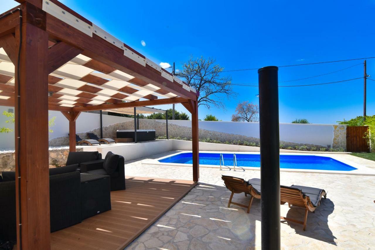 Villa Village Idylle With Heated Pool, Sauna, Jacuzzy And Private Parking Sukosan Bagian luar foto