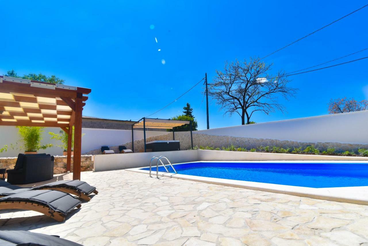Villa Village Idylle With Heated Pool, Sauna, Jacuzzy And Private Parking Sukosan Bagian luar foto