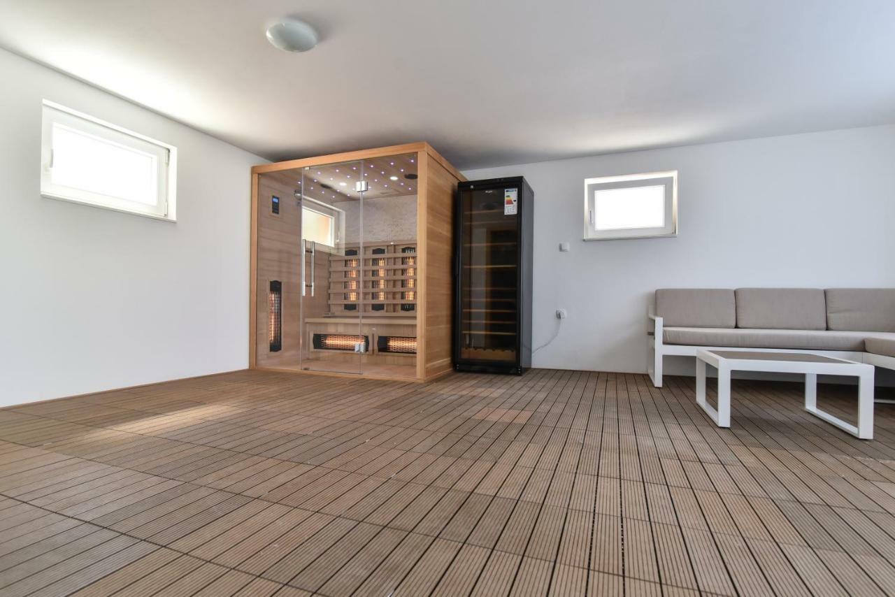 Villa Village Idylle With Heated Pool, Sauna, Jacuzzy And Private Parking Sukosan Bagian luar foto