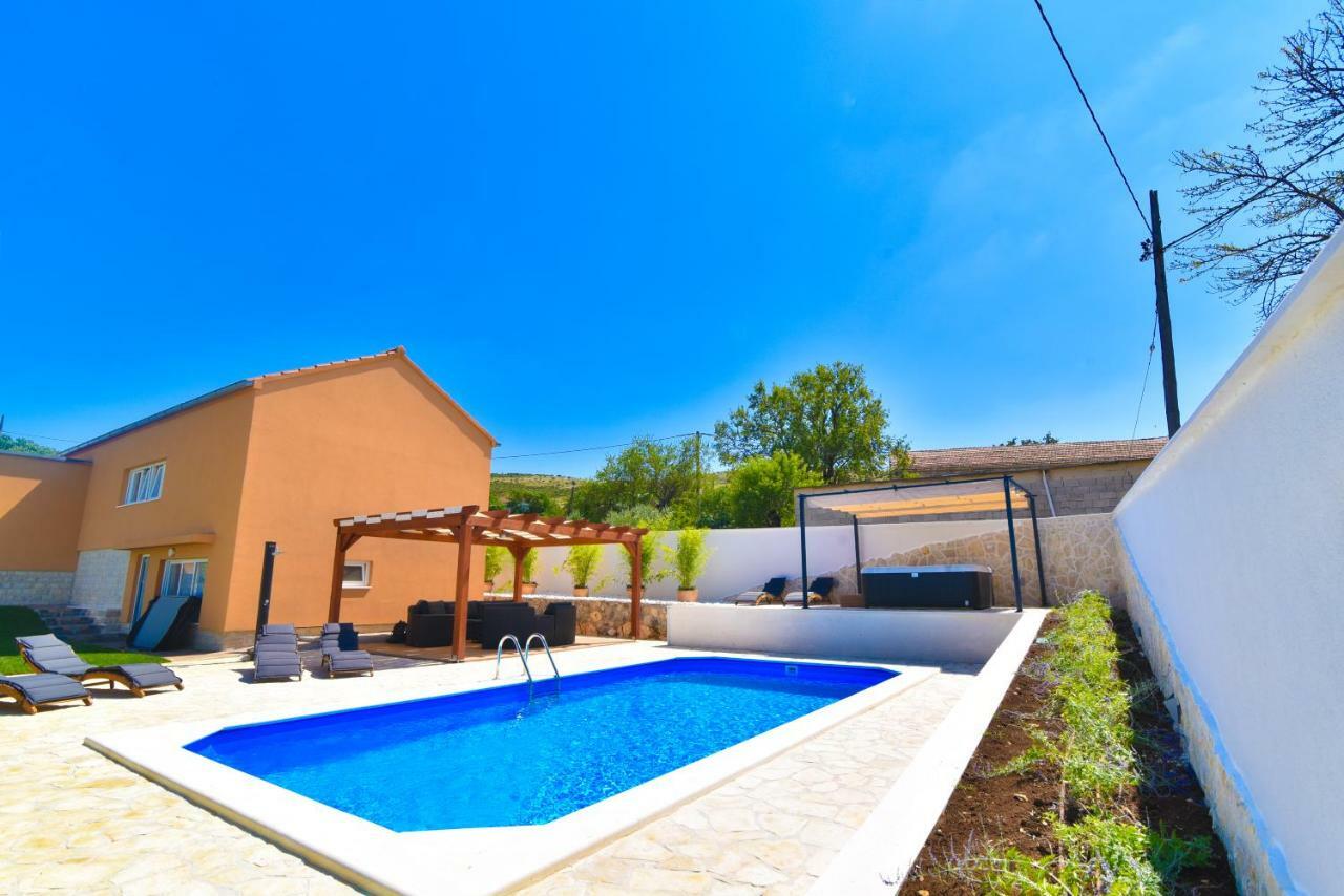 Villa Village Idylle With Heated Pool, Sauna, Jacuzzy And Private Parking Sukosan Bagian luar foto
