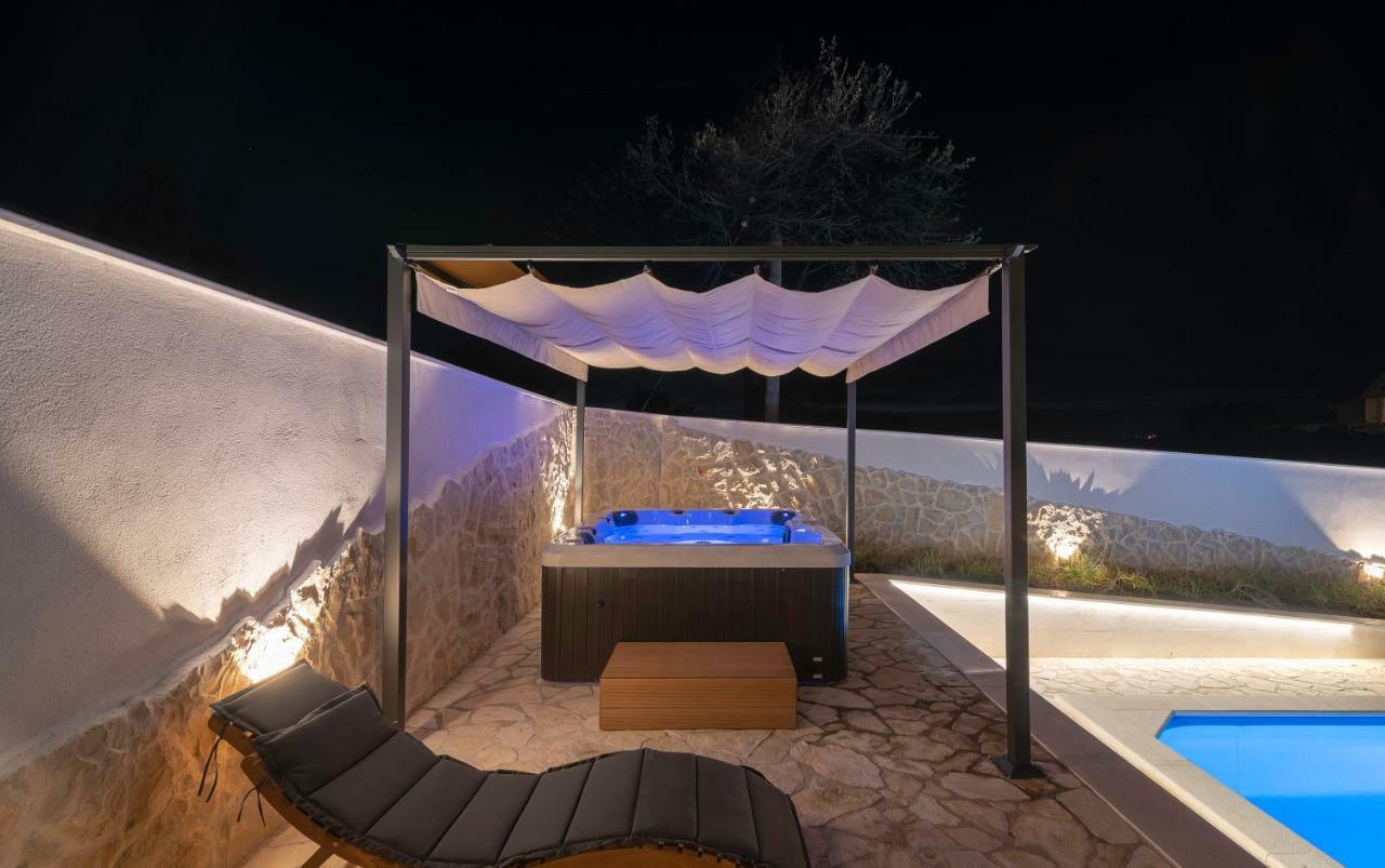 Villa Village Idylle With Heated Pool, Sauna, Jacuzzy And Private Parking Sukosan Bagian luar foto