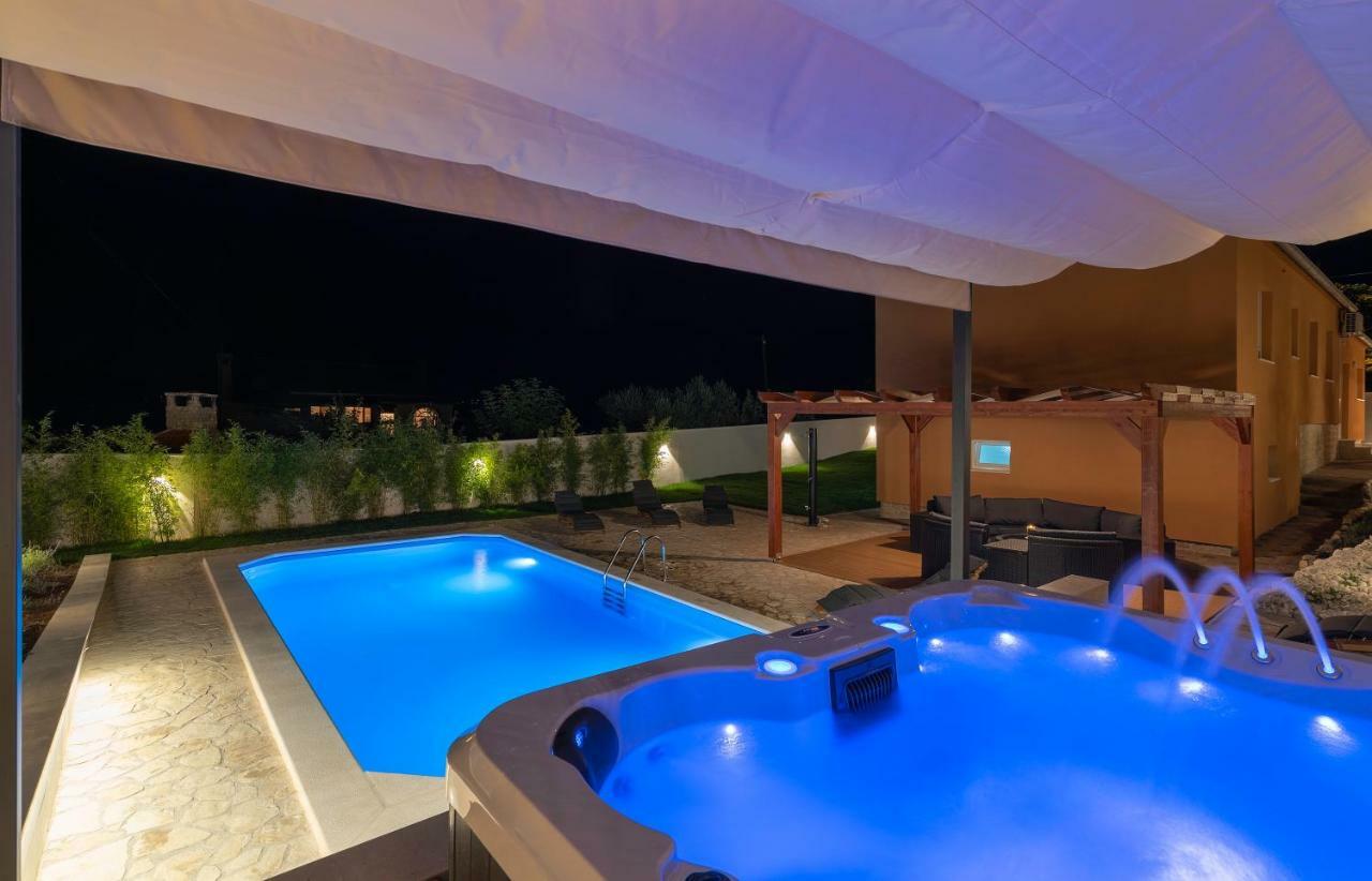 Villa Village Idylle With Heated Pool, Sauna, Jacuzzy And Private Parking Sukosan Bagian luar foto